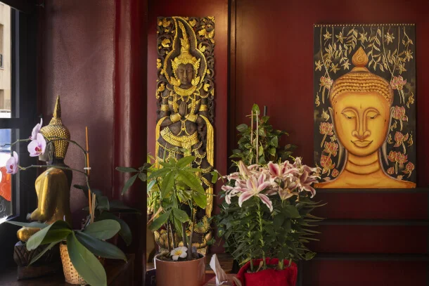 présentation du salon et de statues de Bouddha et de plantes vertes.